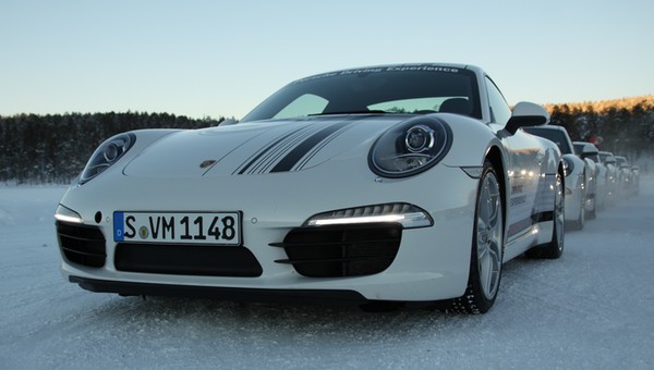 Porsche na zamarzniętym jeziorze