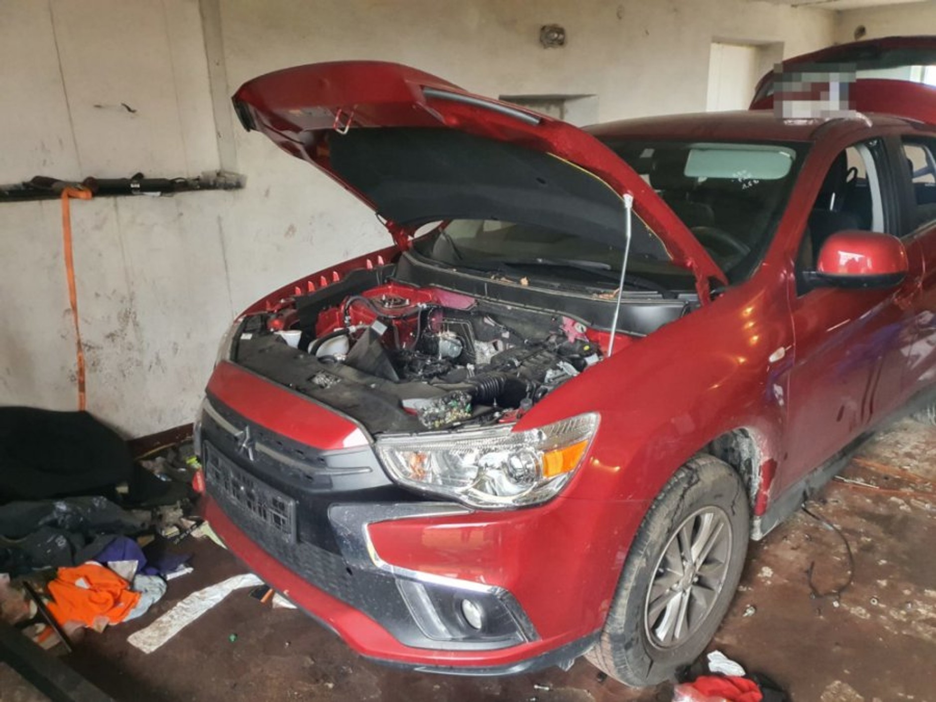 Policja zlikwidowała kolejną dziuplę z kradzionymi autami