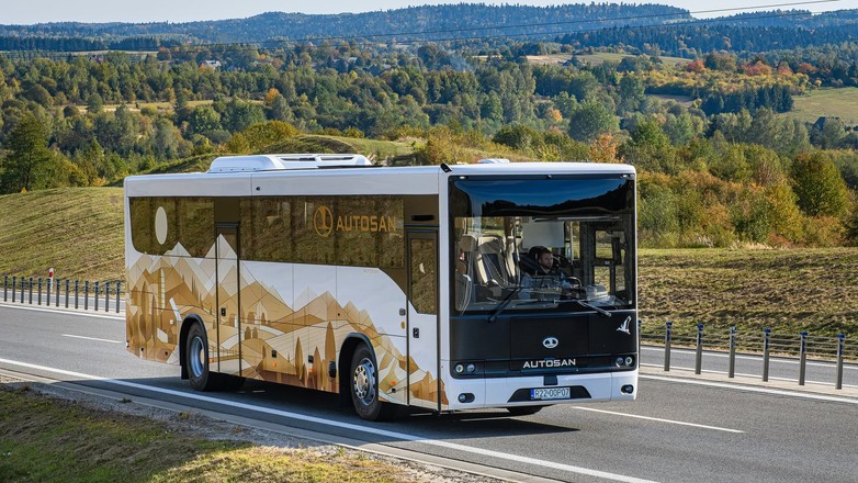 Autosan w końcu pokazuje nowe i własne konstrukcje. Dwa najnowsze modele to prototypy, będące nawiązaniem do legendarnego modelu H9. W sytuacji awaryjnej mają pełnić również formę pojazdów ewakuacyjnych