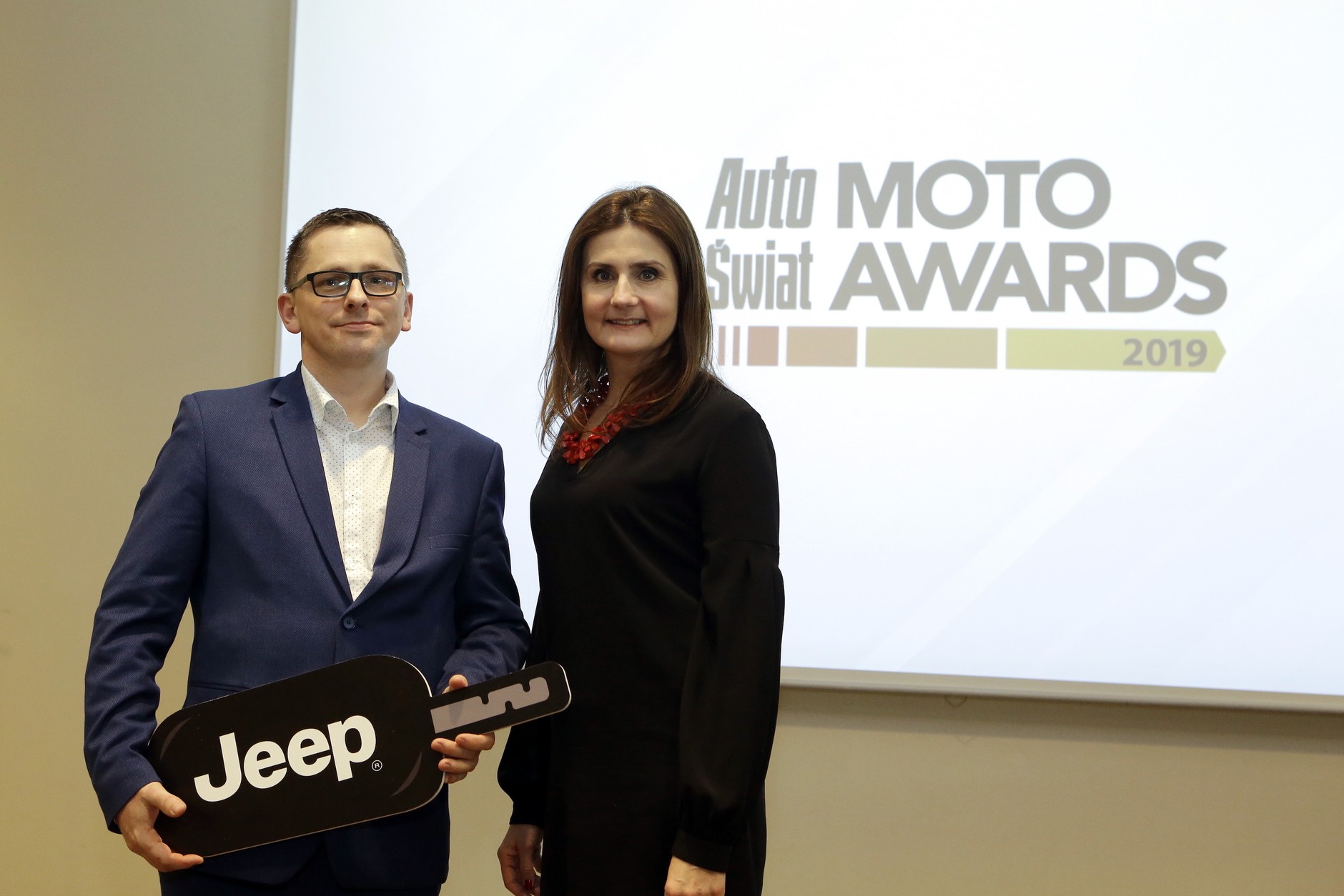 Pan Radosław Kowalski obiera kluczyk do Jeepa Renegade od Doroty Obłękowskiej, Public Relations Managera FCA Poland