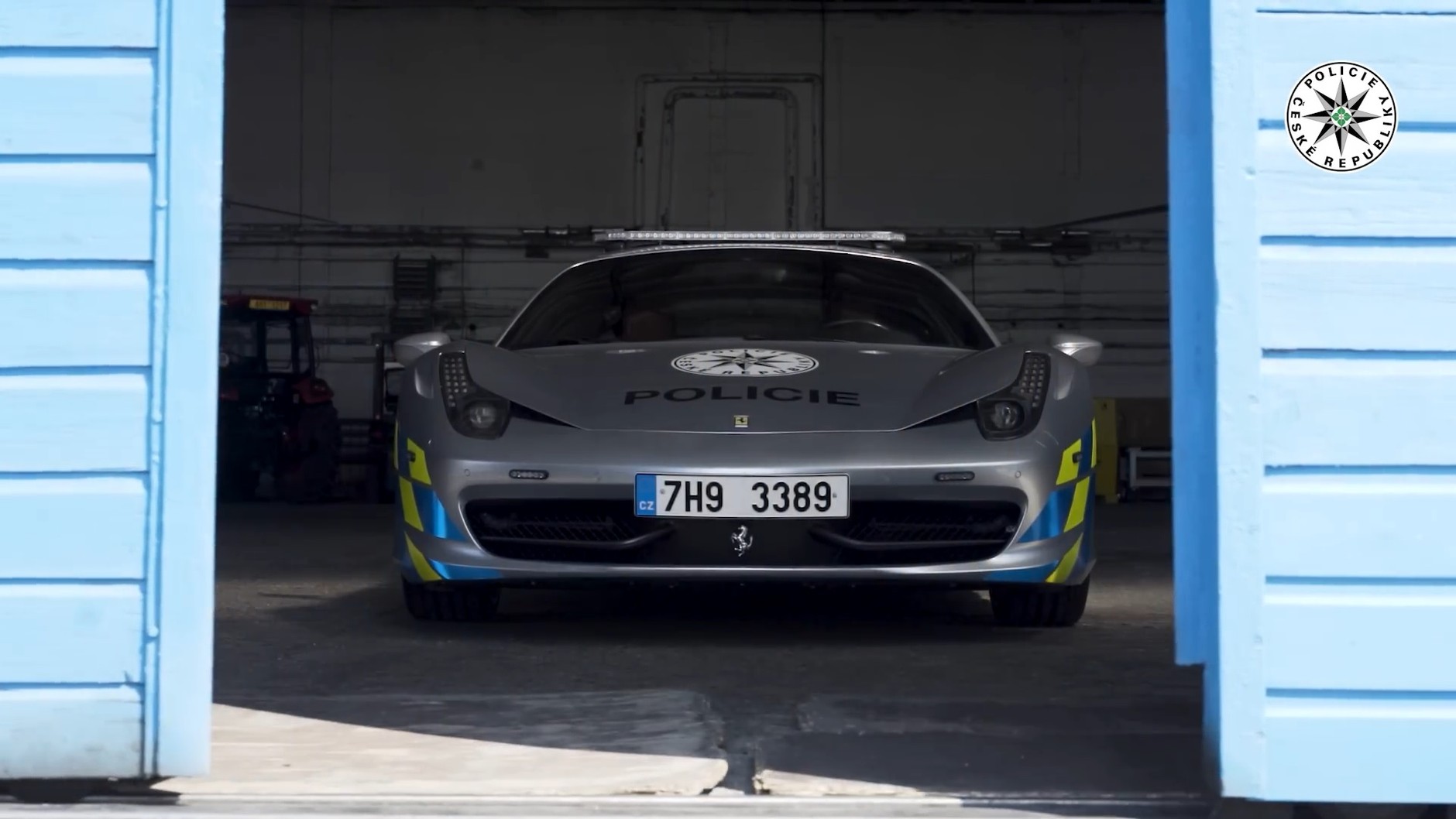 Czescy policjanci nie korzystają z Ferrari w okresie zimowym