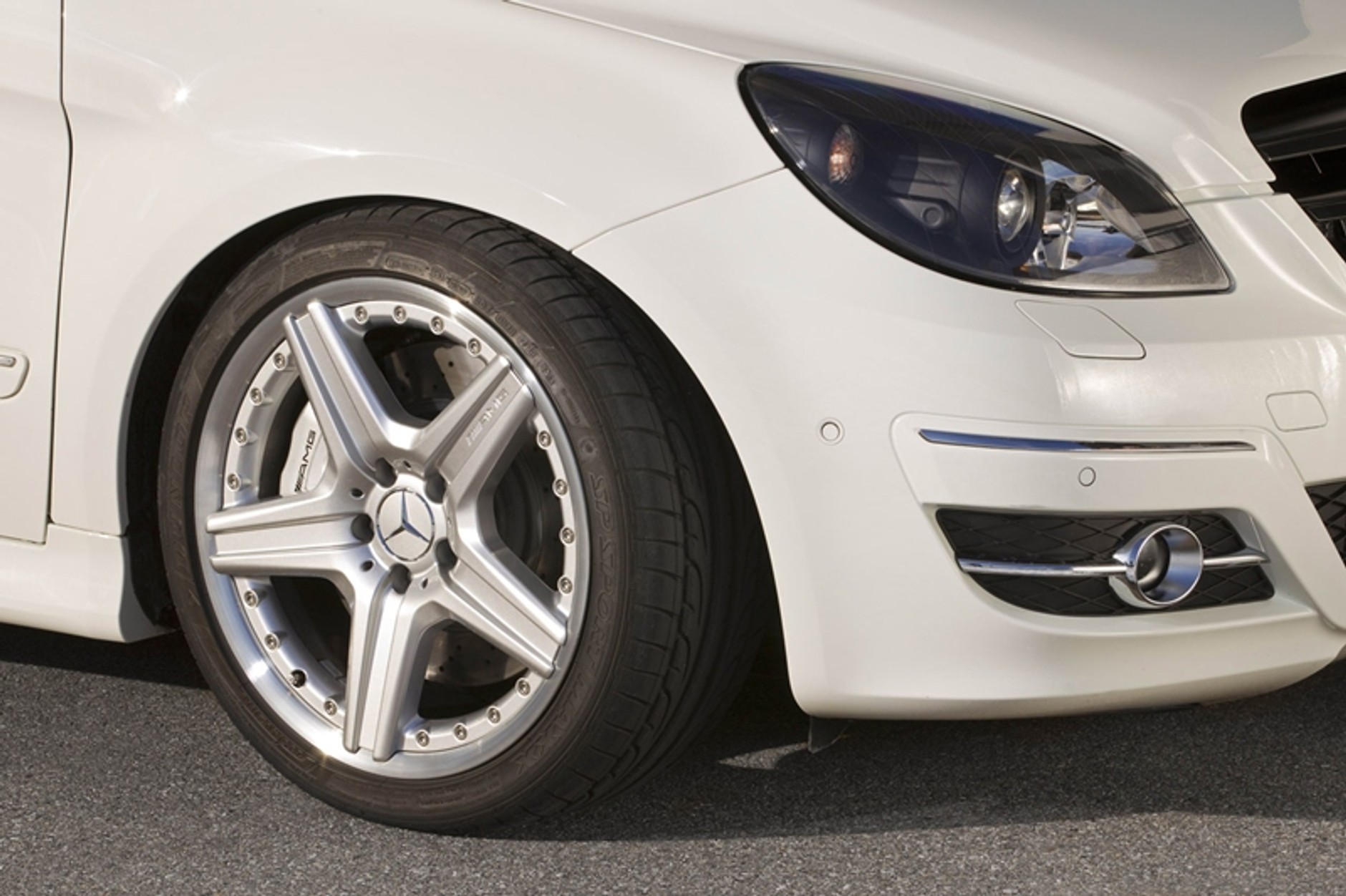 Mercedes B55 – dwie podłogi, silnik V8, napęd na tył, wow