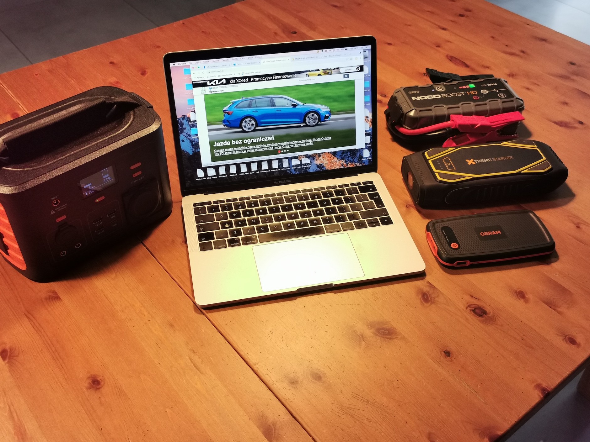 Mobilne magazyny energii: zasilanie laptopa to – wbrew pozorom – wyzwanie. Najlepiej sprawdzi się duża stacja ładująca.