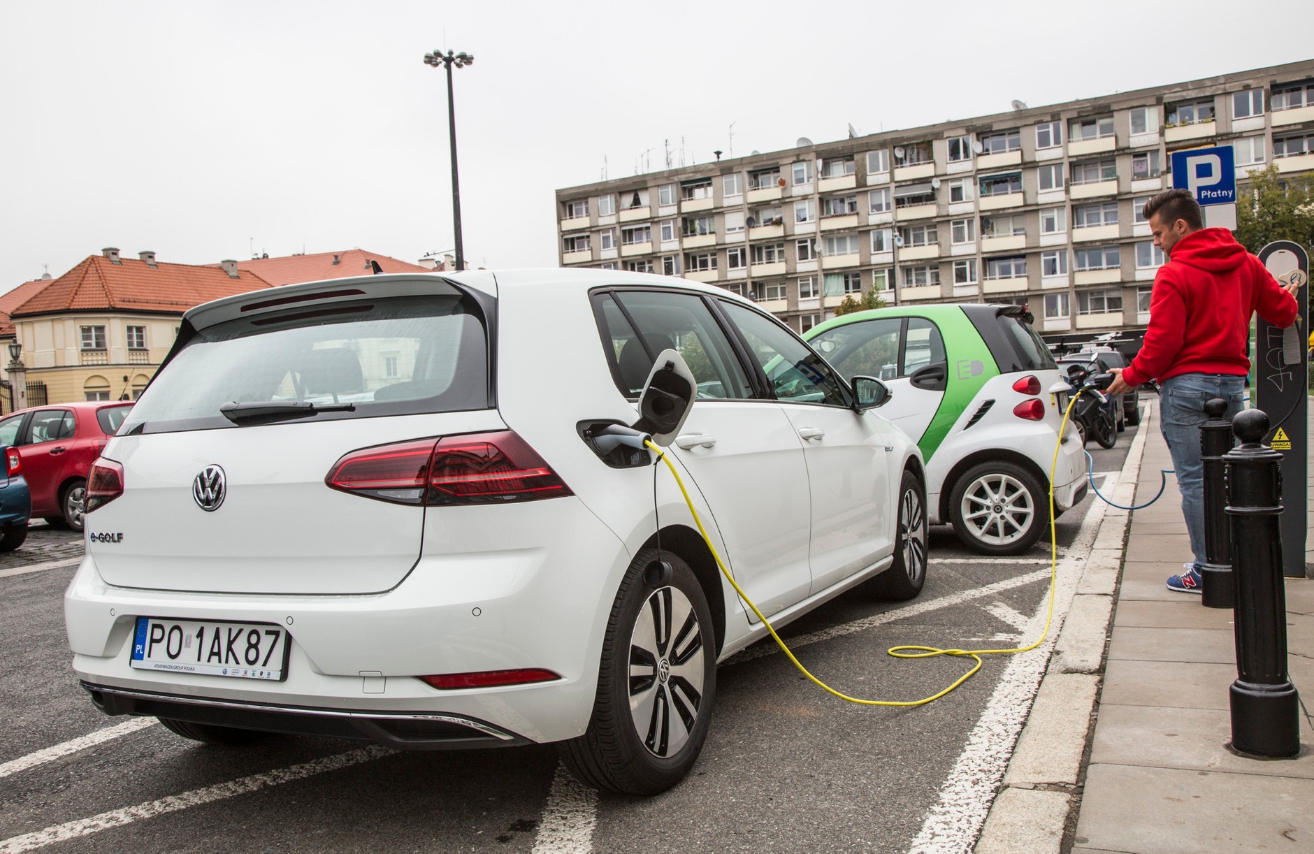 Kupując samochód na prąd warto zorientować się, czy jest on dostosowany do szybkiego ładowania w standardzie. Jeśli nie, trzeba dopłacić – to najważniejsza opcja!