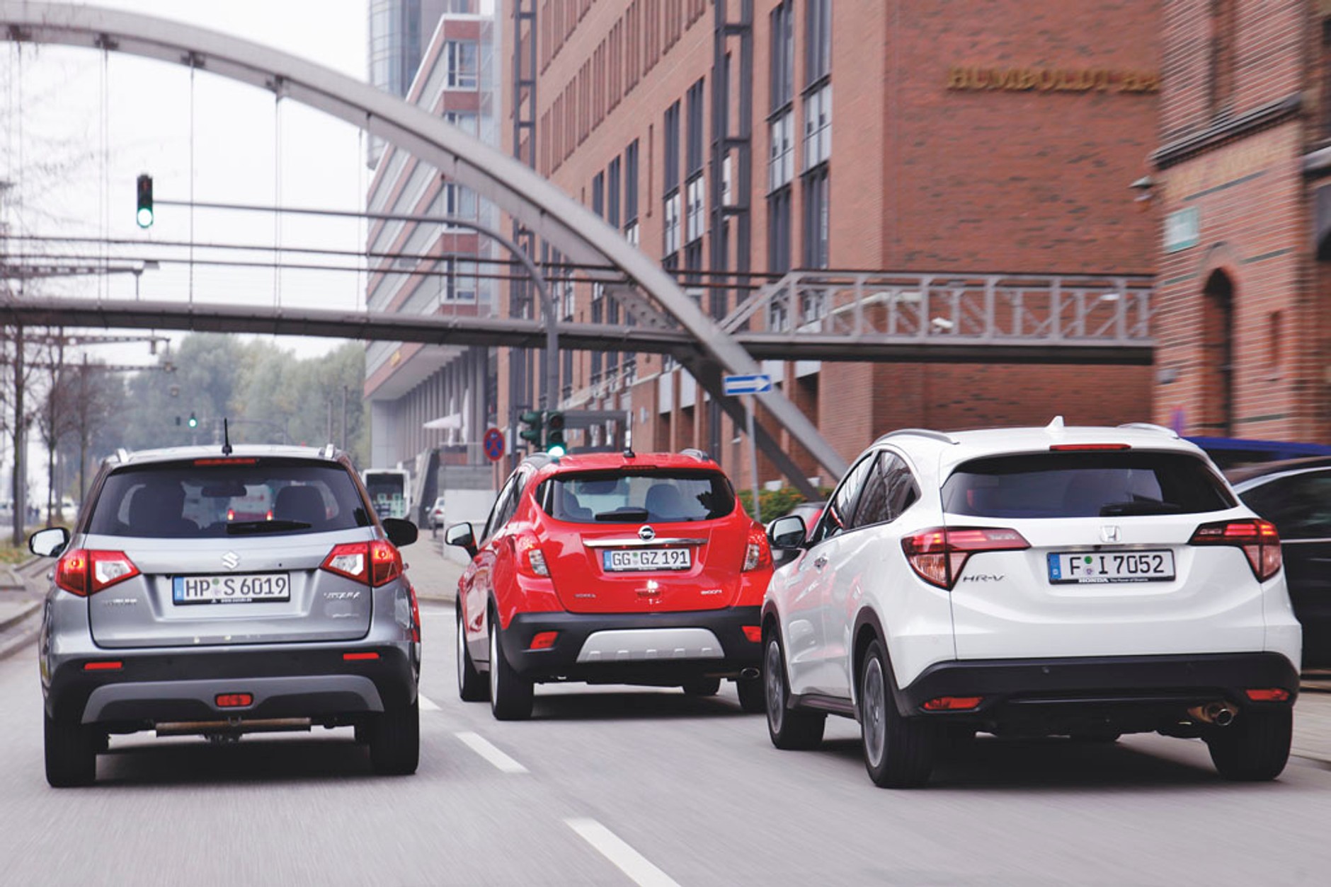 Japonia kontra Mokka - porównanie małych SUV-ów