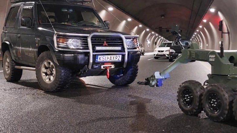 Kontrterroryści w tunelu na S7 (Zakopianka)