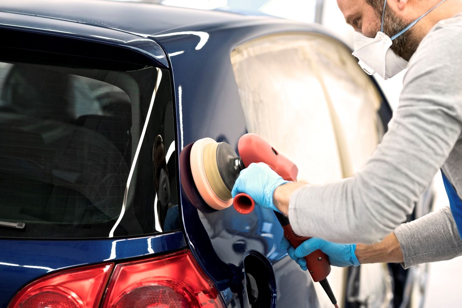 Jak bezpiecznie naprawić samochód? Radzimy