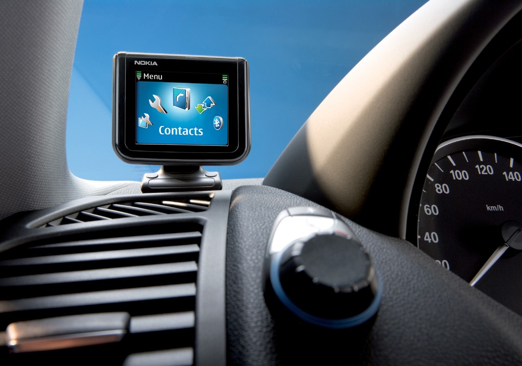 Telefon w aucie - Zobacz jak wybrać odpowiedni zestaw głośnomówiący