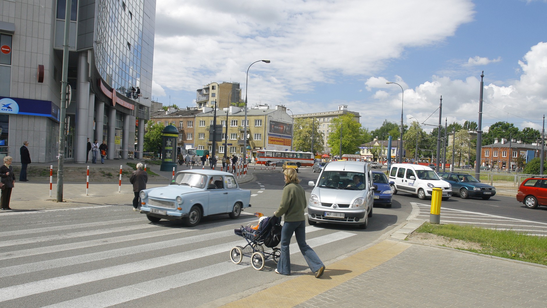 Wjazd na przejście, na które właśnie wszedł pieszy, prowokuje kierowców z tyłu, by także kontynuowali jazdę.