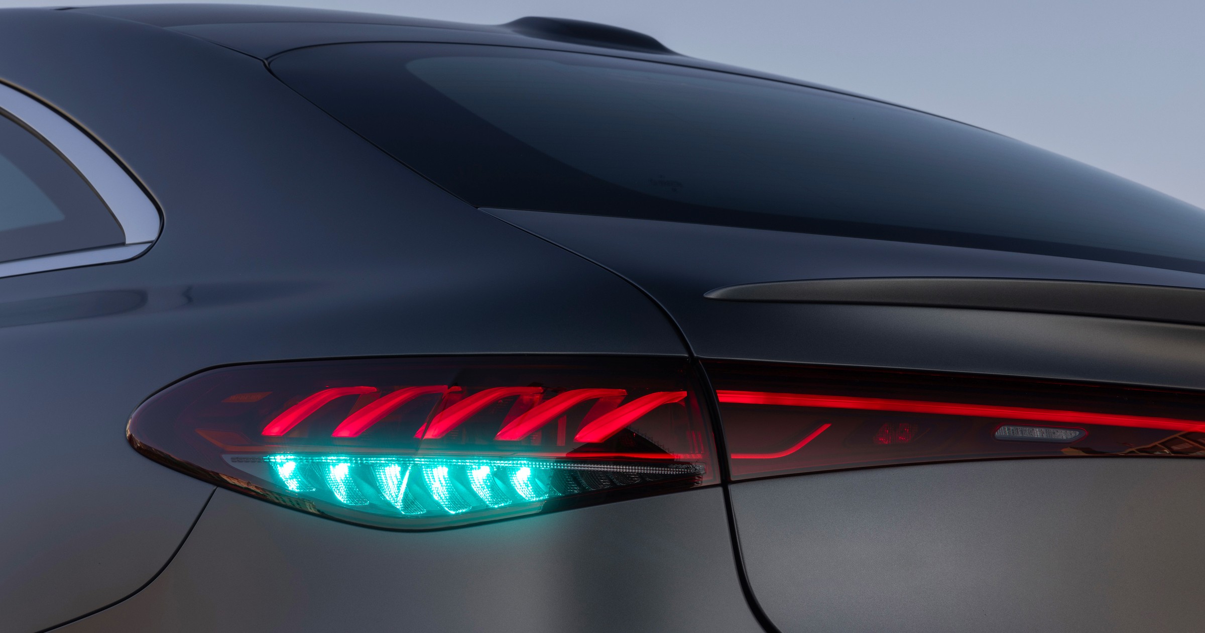 Nowe Mercedesy z turkusowymi światłami