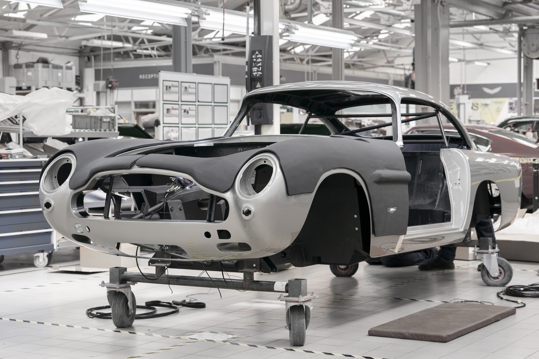 Aston Martin DB5 – najsłynniejsze auto Bonda – znów w produkcji