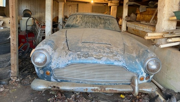 Aston Martin DB4 po trzydziestoletnim postoju w szopie i z ciekawą historią