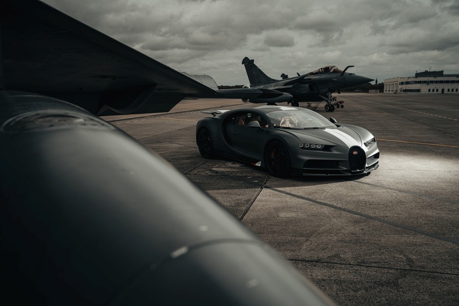 Bugatti Chiron Sport kontra myśliwiec Dassault Rafale Marine