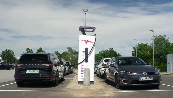 Coraz więcej punktów ładowania aut elektrycznych. Tych wciąż jest mało na tle innych państw UE