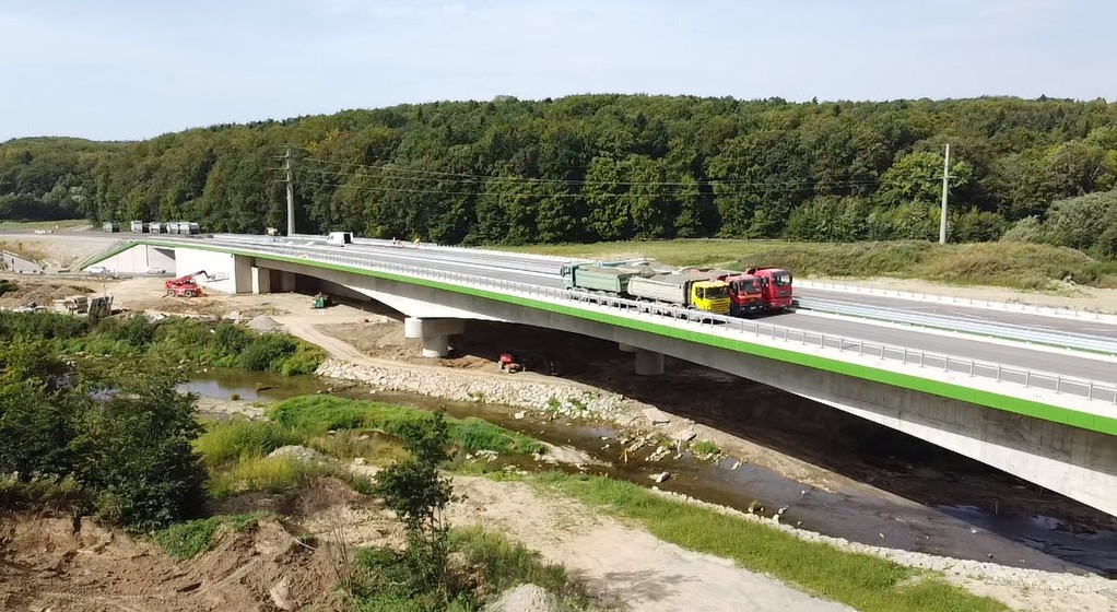 Budowa S19 Miejsce Piastowe – Dukla - próbne obciążenia na estakadzie ES-2/3
