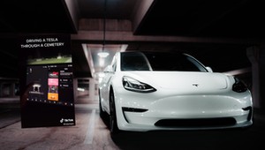 Tesla "widziała" pieszych na pustym cmentarzu. Nagranie hitem w sieci