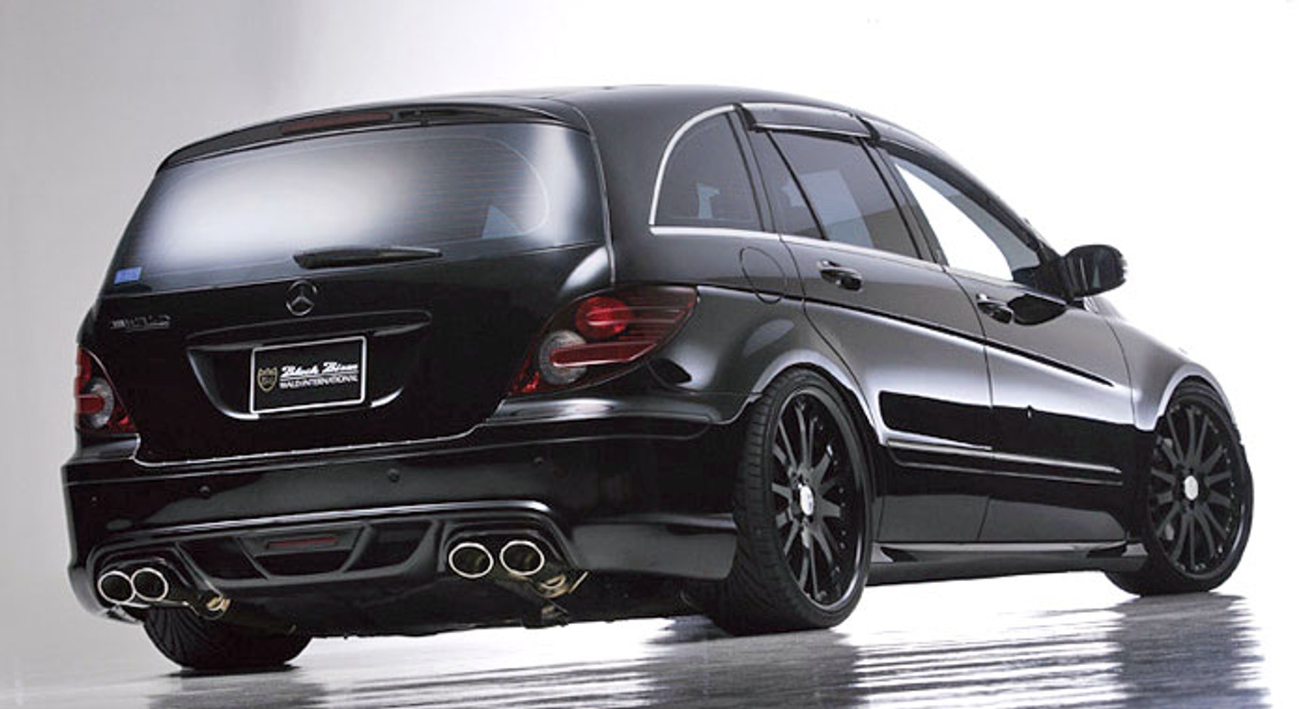Mercedes-Benz R-Klasa Black Bison: spoilery z Japonii