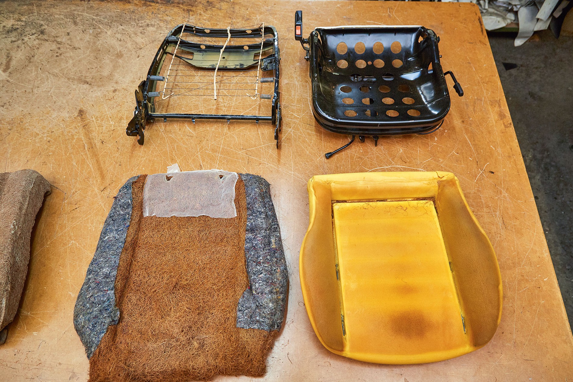 Jak samodzielnie naprawić zniszczoną tapicerkę?