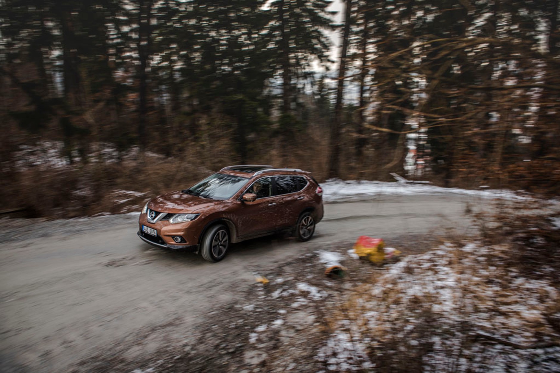 Nissan X-trail jeździ po lodzie