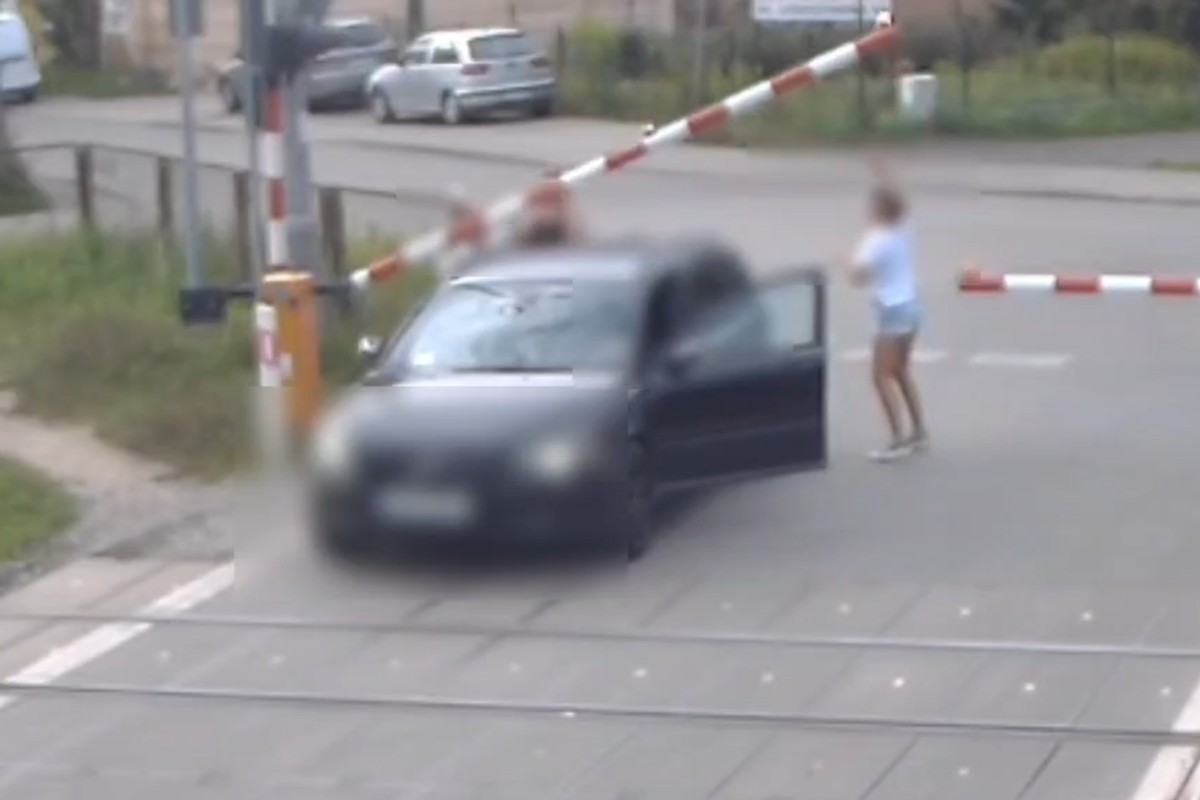 Z dziećmi wjechała na przejazd na czerwonym świetle. Sytuację uratowała 17-latka [WIDEO]
