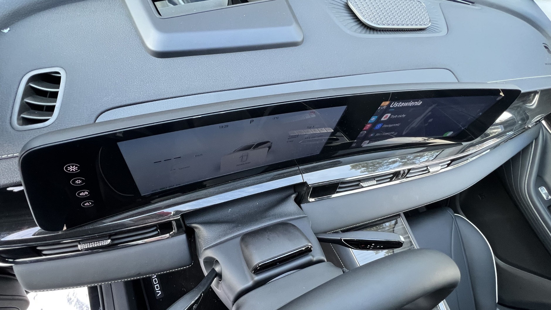 Omoda E5: panel z dwoma ekranami jest efektownie zakrzywiony