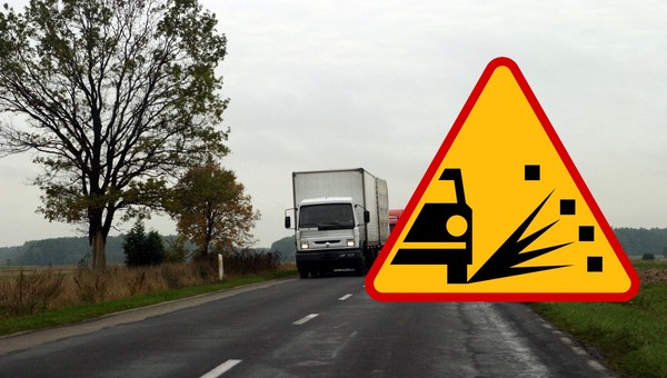 Auto strzelające kamieniami spod kół. Czy znasz ten znak drogowy?