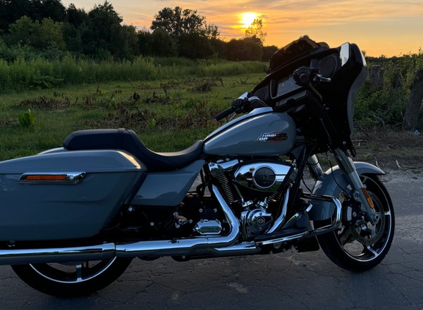 Harley-Davidson Street Glide 2024: król zwinności, którego nie można się bać