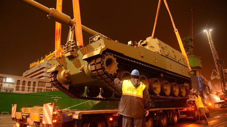 Rozładunek haubic K9 w porcie w Gdyni