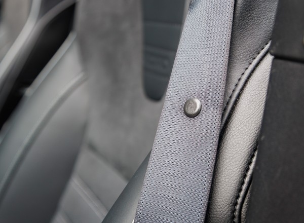 Plastikowy guzik na pasie bezpieczeństwa. Wyjaśniamy, po co tam jest