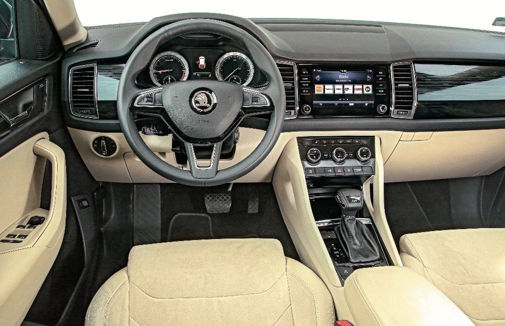 Przyjemny, dobrze wykonany kokpit, zapewniający intuicyjną obsługę. Wiele egzemplarzy ma bogate wyposażenie