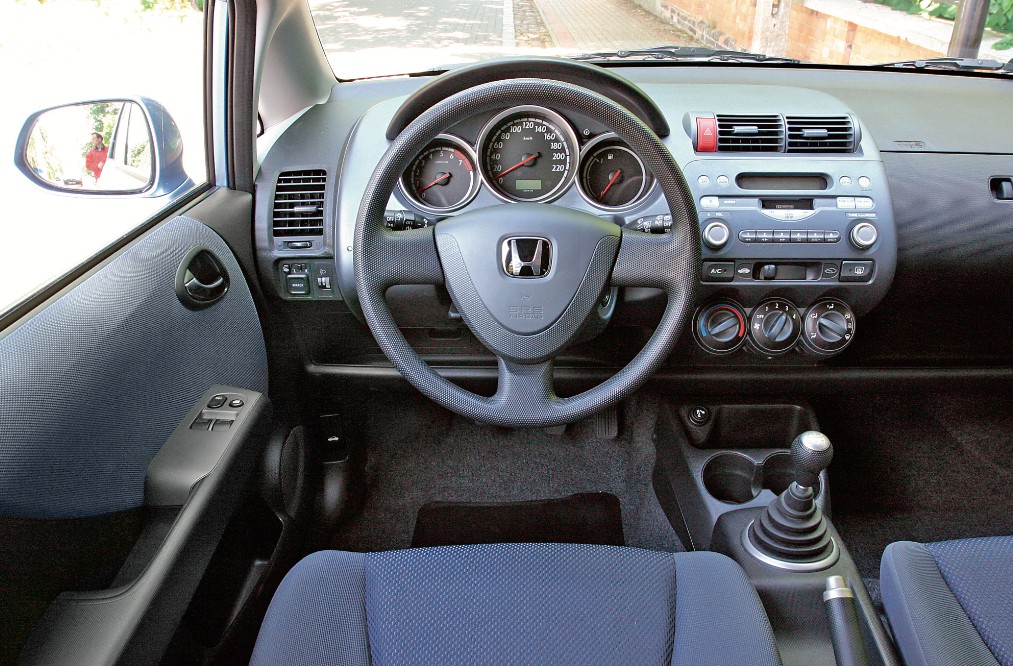 Uporządkowana deska rozdzielcza, ale sporo tu taniego plastiku, do tego wyposażenie nie jest zwykle dobre