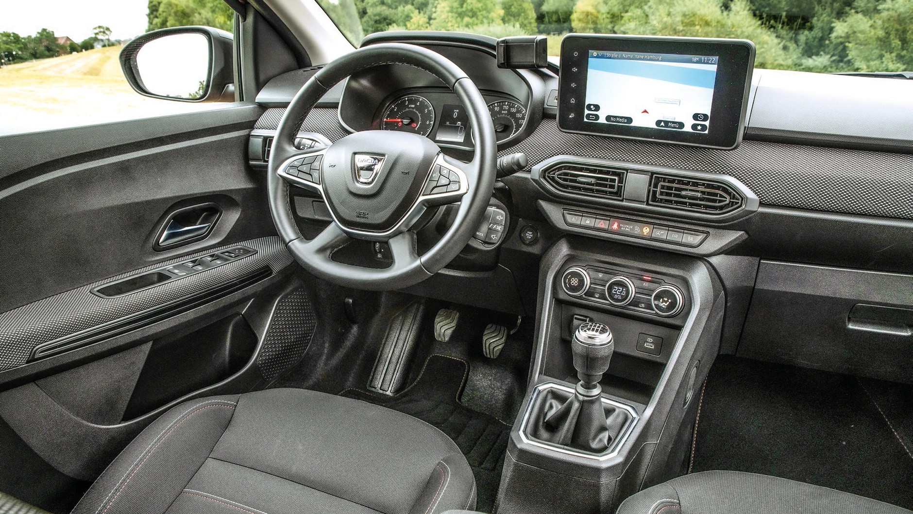 Dacia Jogger 2022: prosta, intuicyjna obsługa, bajecznie ergonomiczny panel klimatyzacji podwyższa bezpieczeństwo jazdy. To dobrze, bo na pokładzie prawie nie ma asystentów.