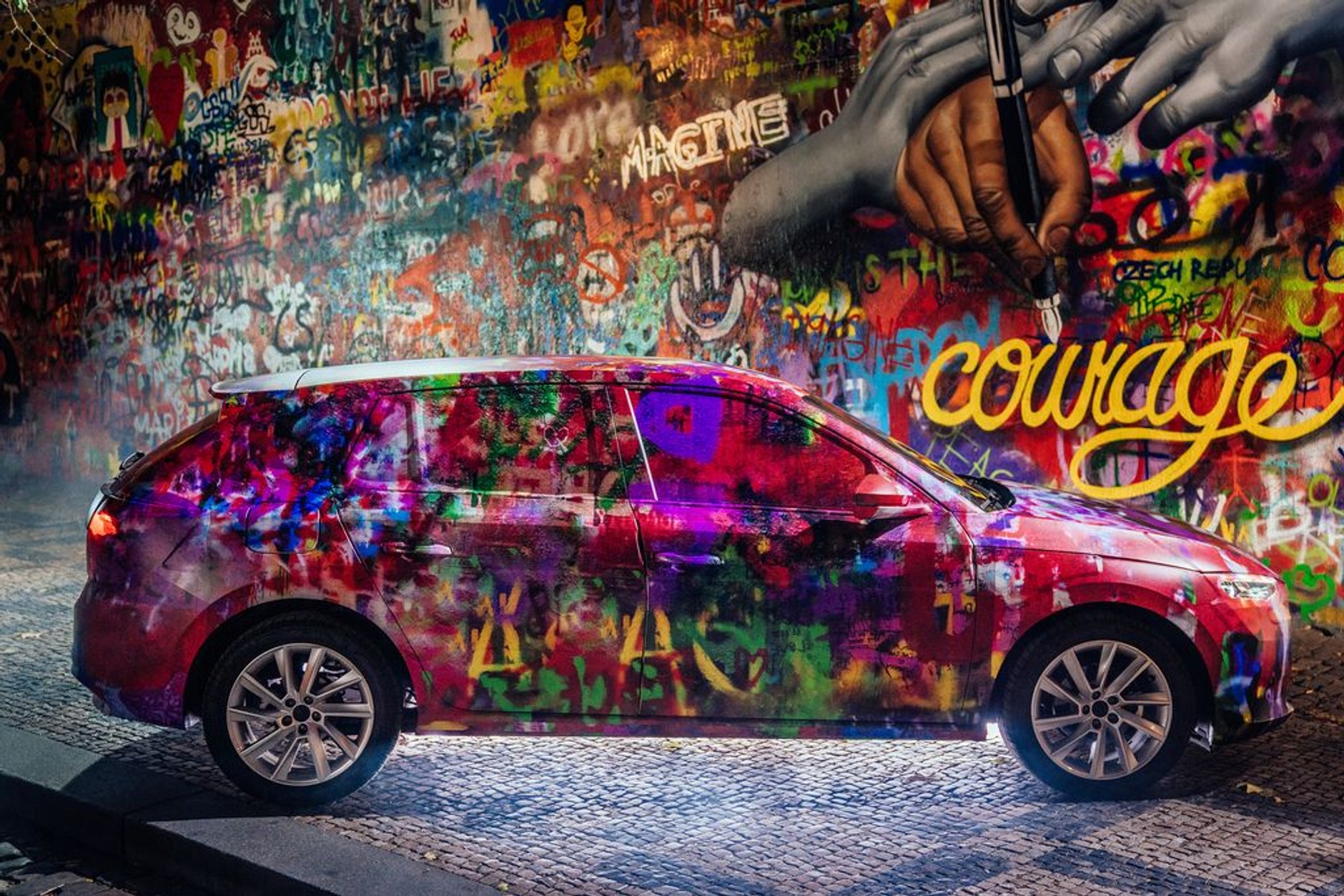 Skoda Scala graffiti na ścianie Lennona
