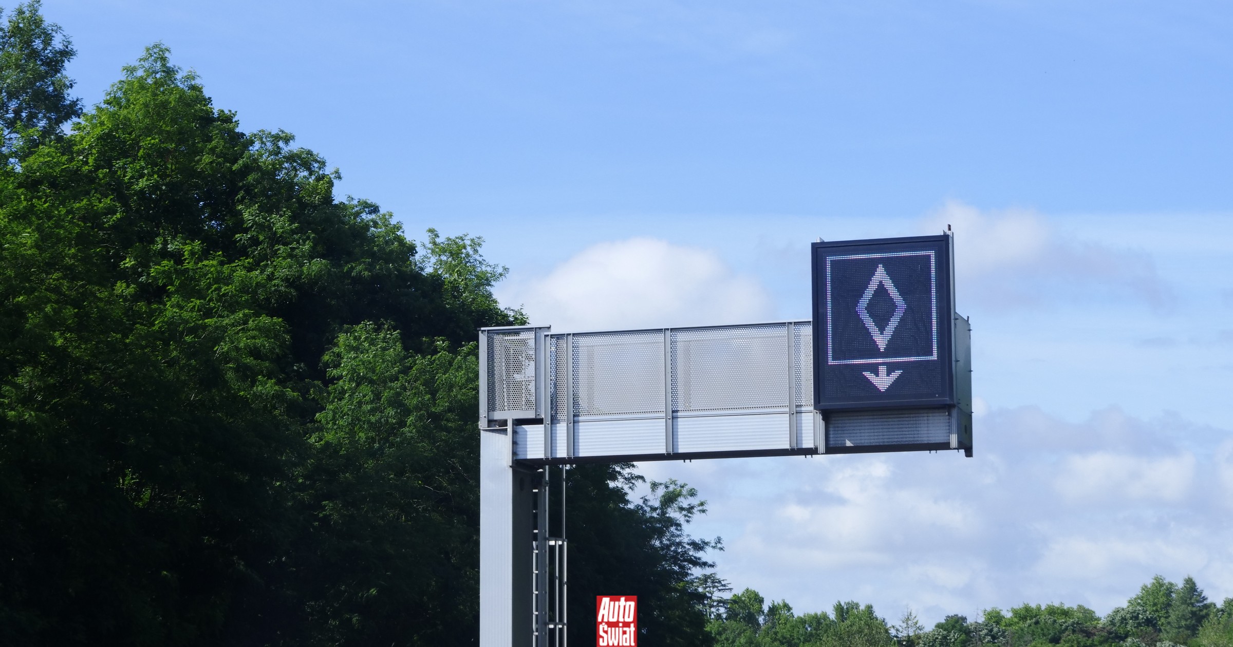 Nowy znak na francuskich autostradach. Kierowcy muszą uważać na biały diament
