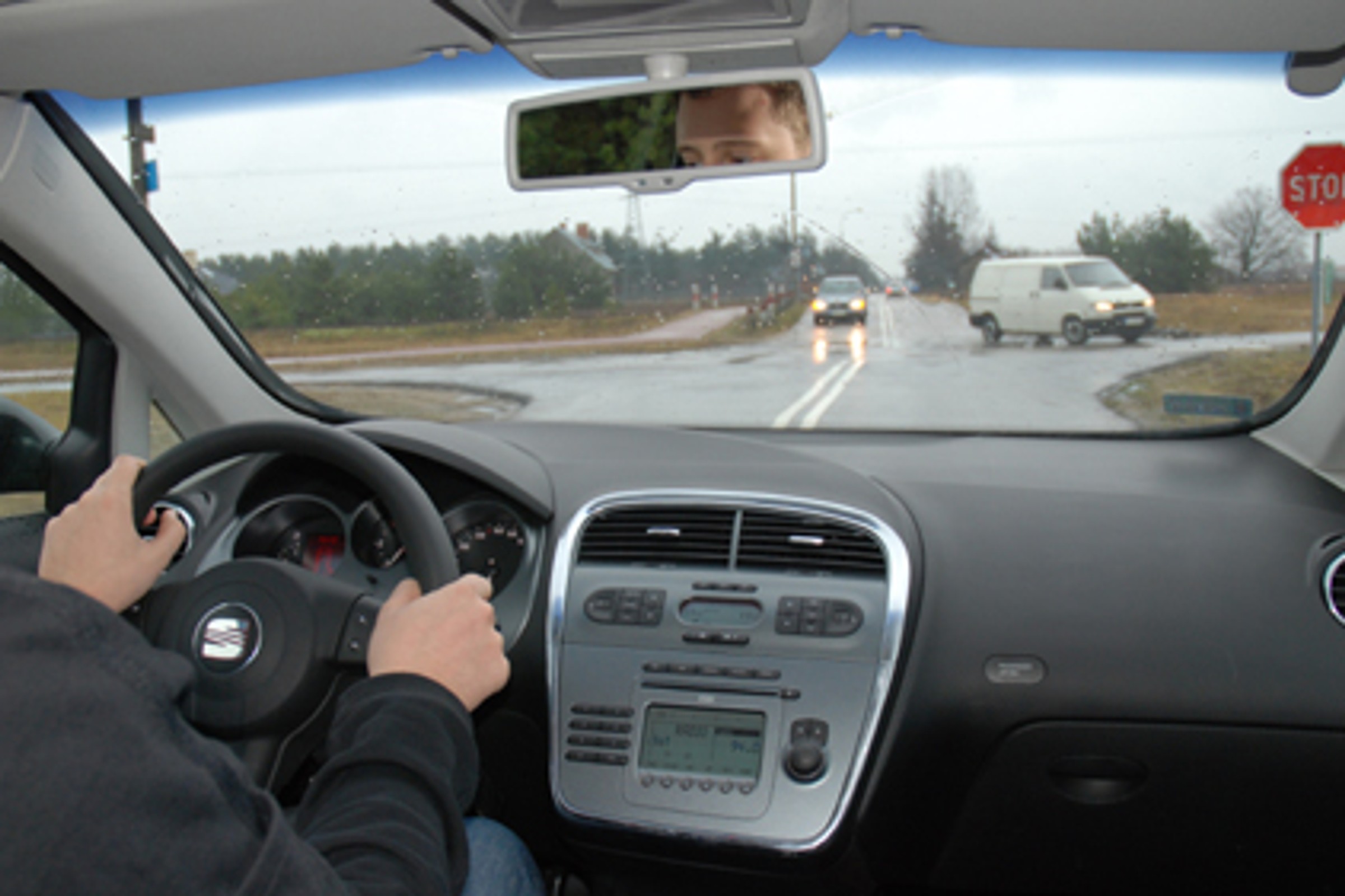 Kiedy nie trzeba zatrzymywać się na znaku stop? Są takie sytuacje