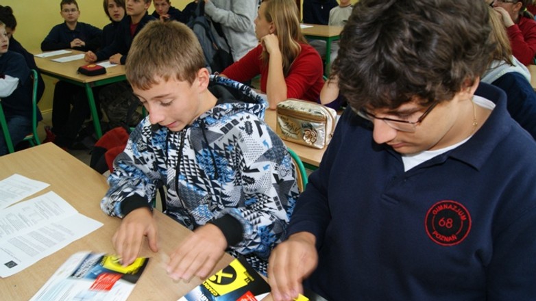 Uczniowie rozmawiają o wypadkach