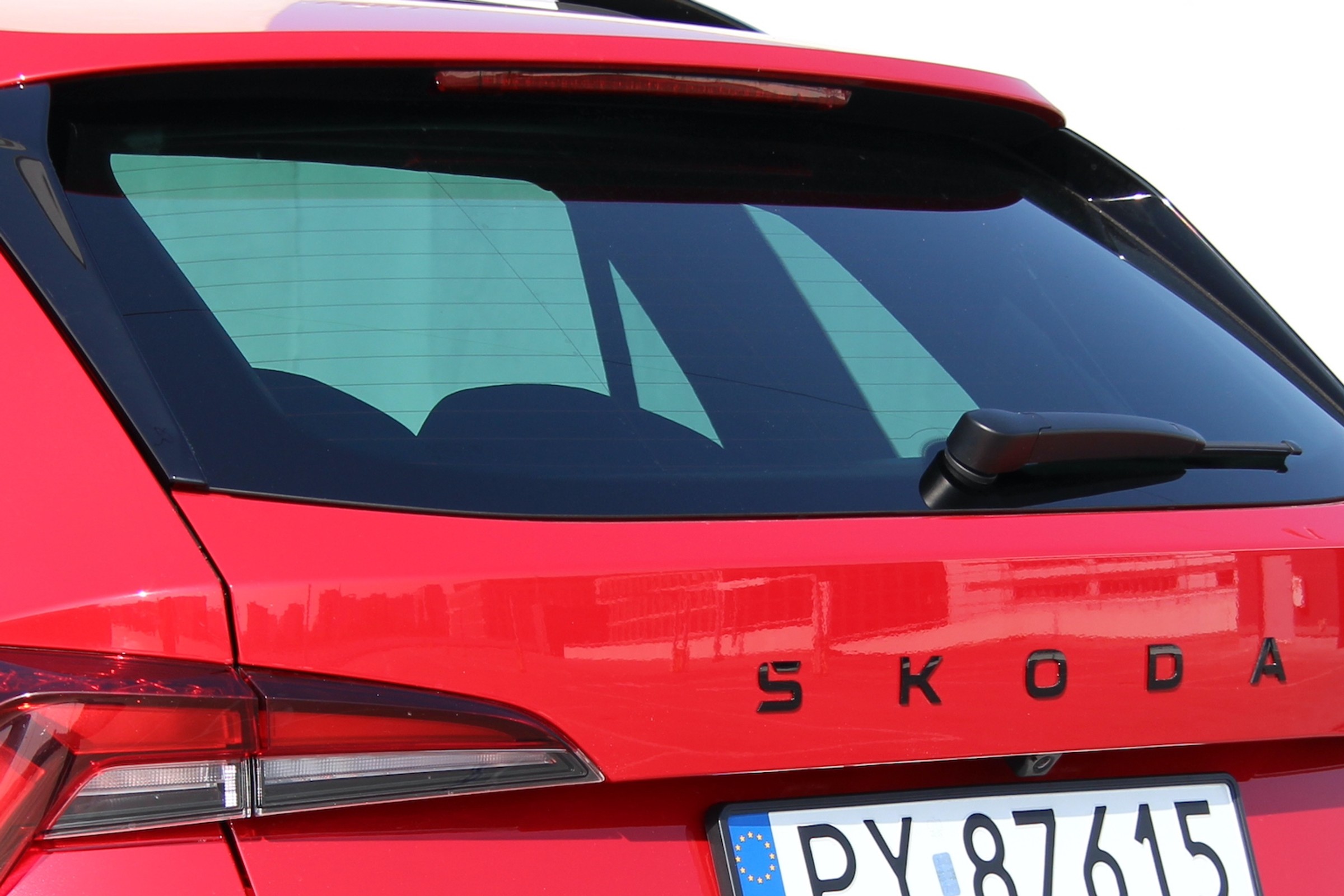 Podgrzewana tylna szyba samochodu ma drugą funkcję. Nie każdy o niej wie