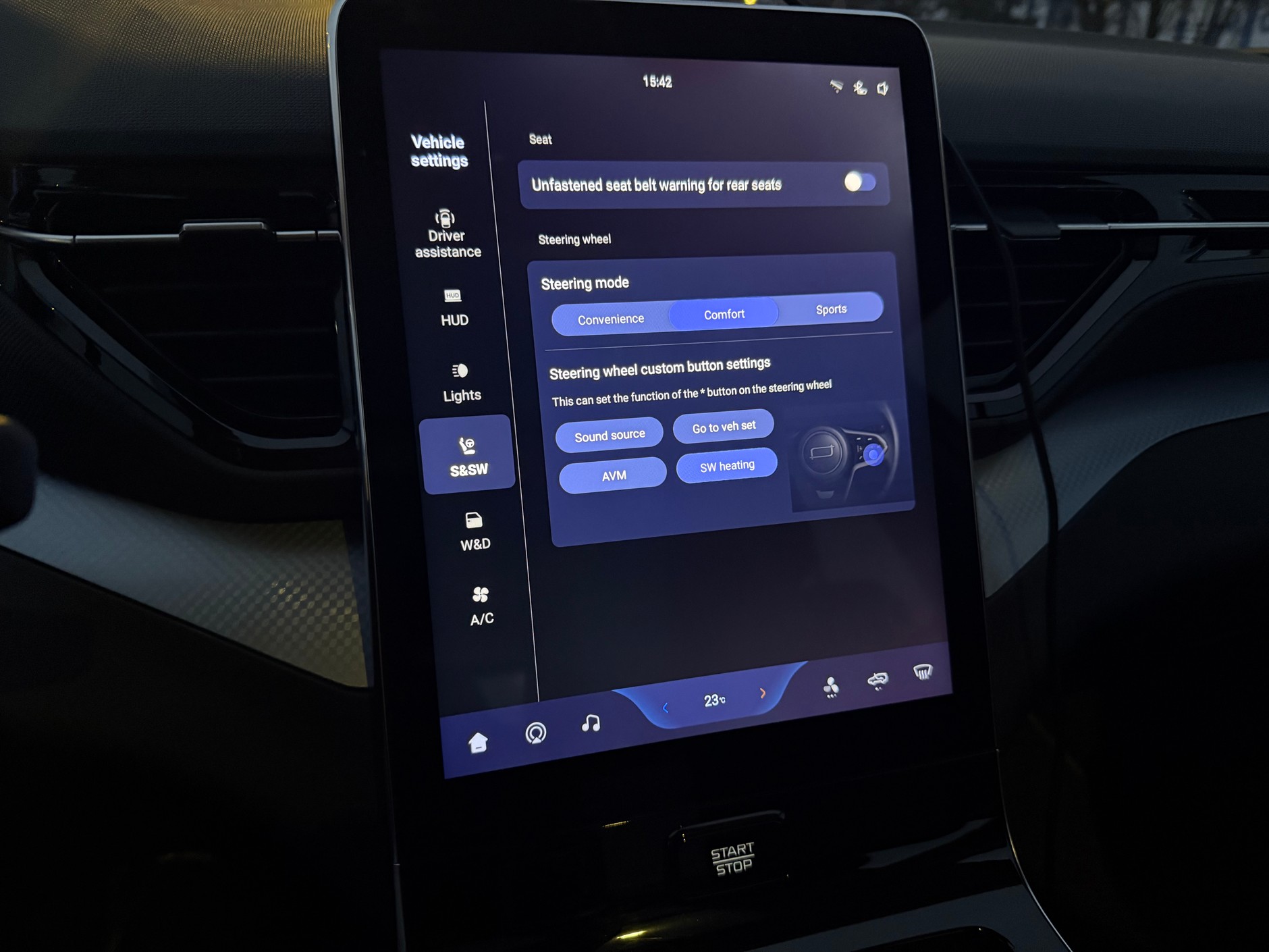 Bestune T90 1.5 Business: ogrzewanie kierownicy nie ma własnego włącznika, ale można je "podpiąć" pod jeden wolny przycisk na kierownicy. Wtedy rezygnujemy z innych funkcji
