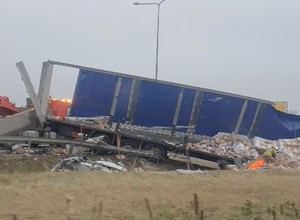 Zderzenie ciężarówek na S8. Jedna wpadła do rowu z ładunkiem [WIDEO]