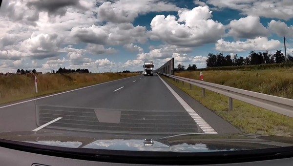 Kierowca tira wyprzedzał na trzeciego i zepchnął osobówkę