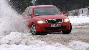Drift na śniegu, kulig za autem. Policjant za to nie pouczy, a od razu da mandat, i to nawet na 6000 zł