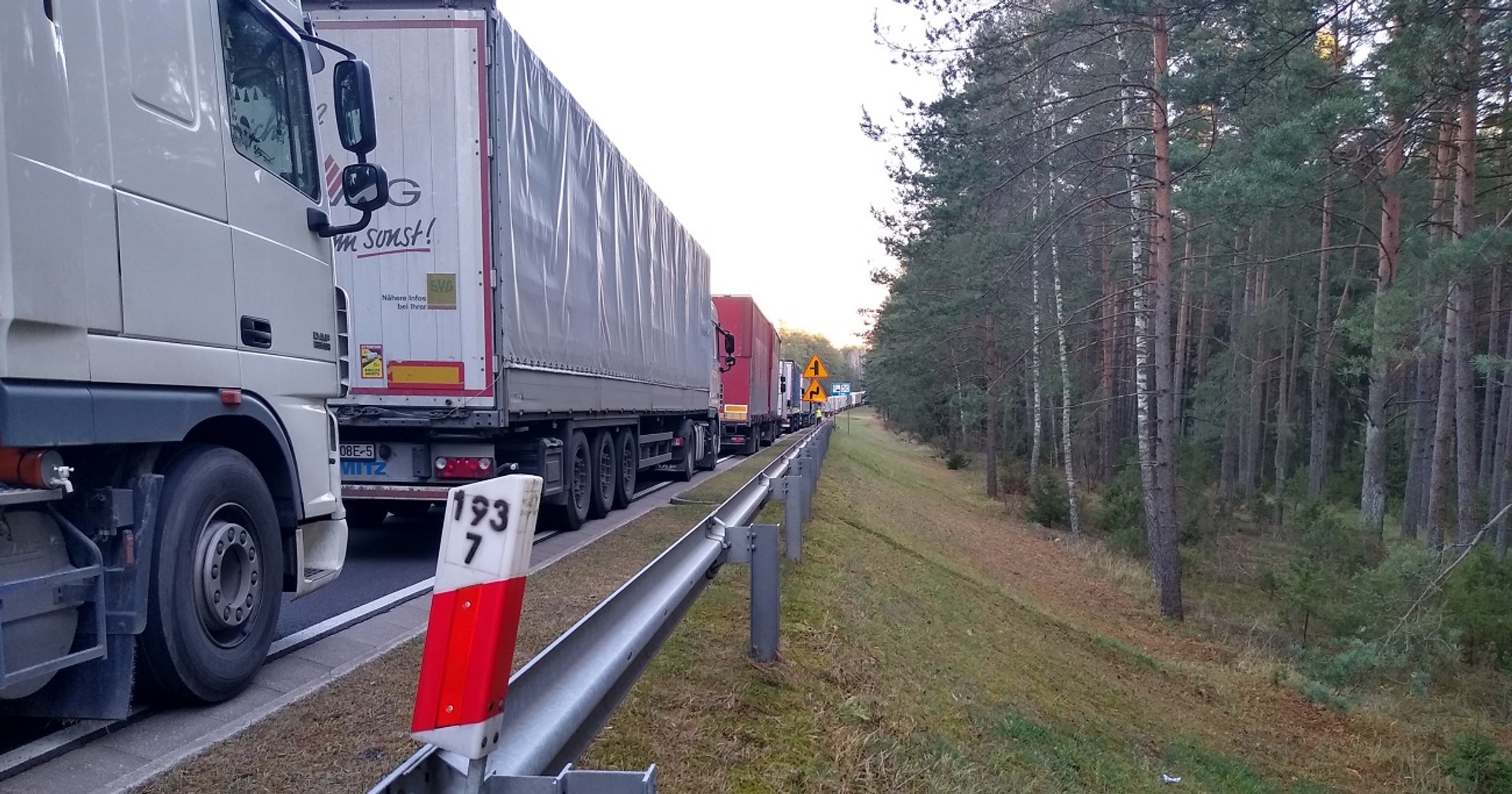 Kolejki TIR-ów na granicy polsko-białoruskiej