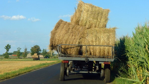 Z naczepy spadły baloty ze słomą i trafiły w motocyklistę. Kierowca może się nie wypłacić