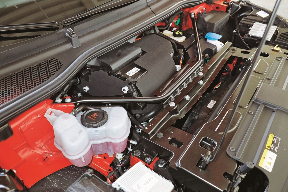 Skoda Enyaq (I, 2022) - skoro czeski elektryk ma tylny napęd, to z przodu powinno teoretycznie być... Nie, pusto być nie może. Trzeba chłodzić baterie i ogrzewać wnętrze.
