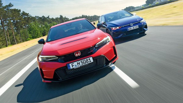 Honda Civic Type R kontra Volkswagen Golf R Performance. Który hot hatch zapewnia więcej sportowych emocji?