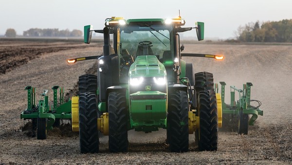 Autonomiczny traktor John Deere pracuje sam. Rolnik "ma wolne"