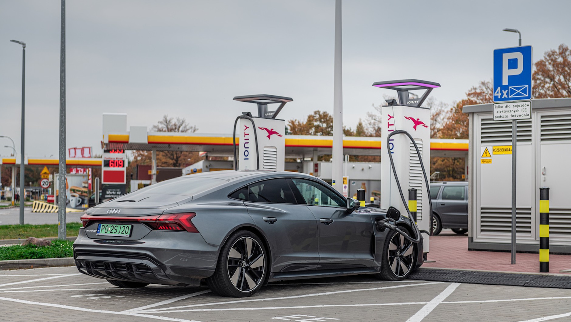 Audi e-tron GT na stacji ładowania Ionity