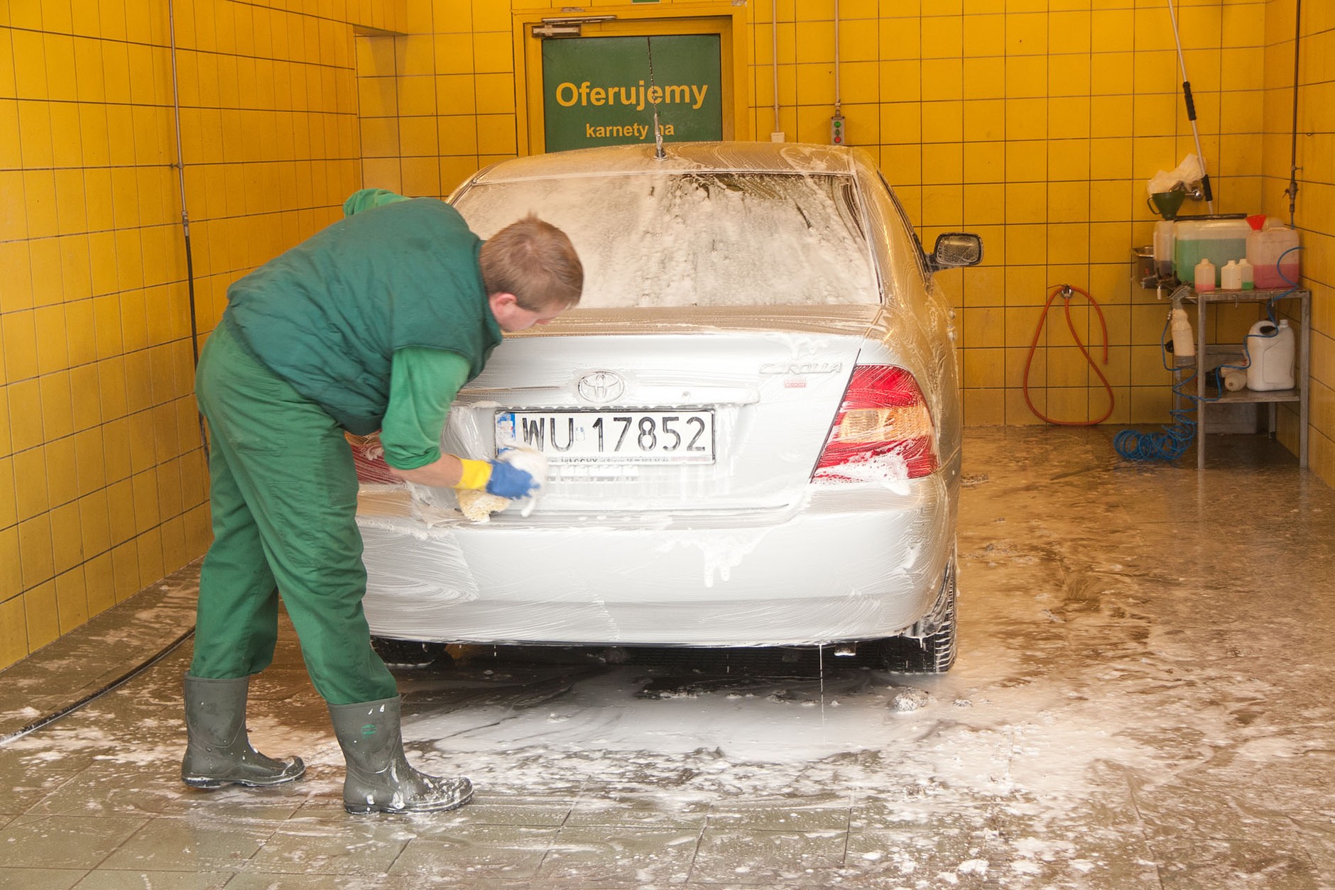 Mycie w profesjonalnej myjni ręcznej pod dachem