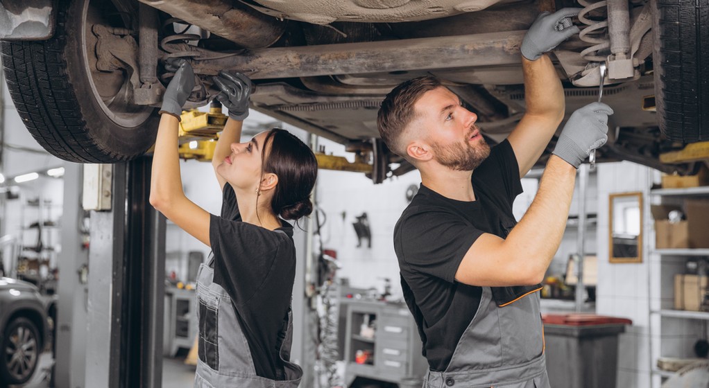 Mechanik, mechaniczka, a może osoba mechaniczna? Warsztaty muszą się dostosować do nowych przepisów.