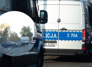 Policyjny furgon wywrócony przez auto osobowe. Jest nagranie z wypadku w Bydgoszczy